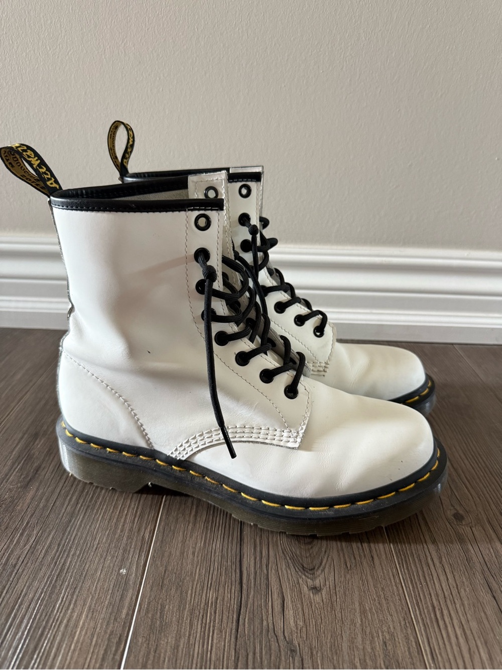 Doc Martens 11821 Combat Boots Size 9